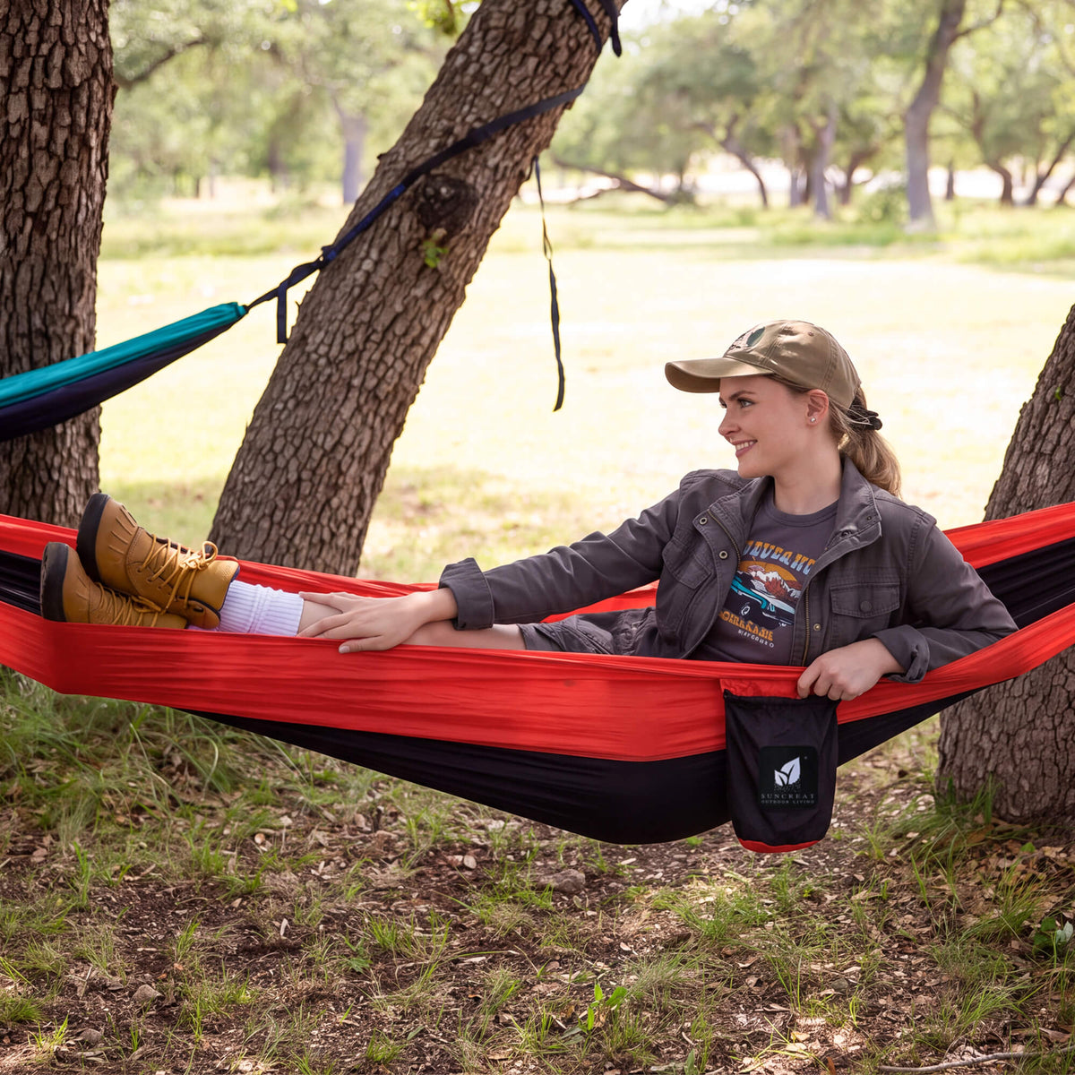 suncreat-camping-hammocks#color-ch_black-red