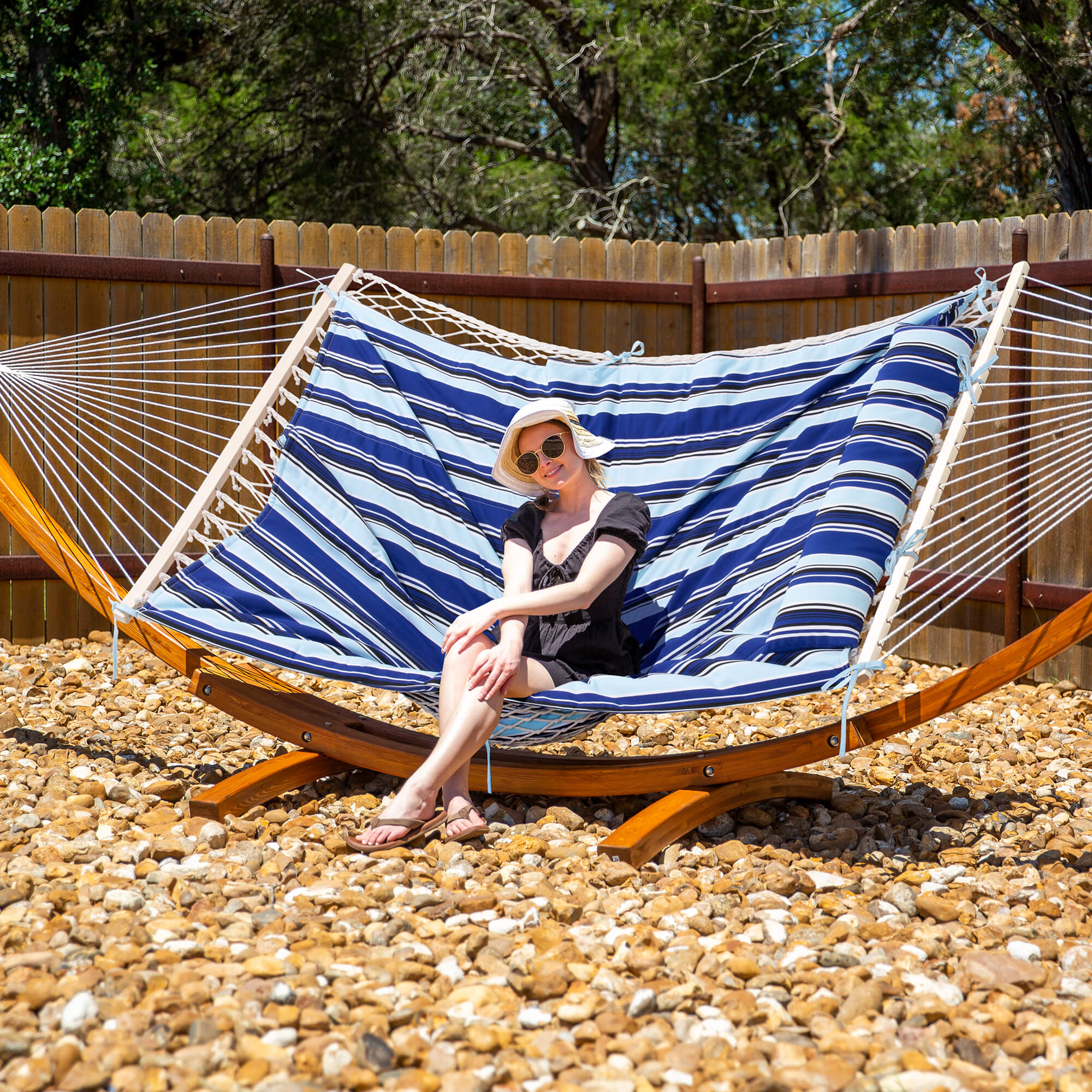 rope-hammock-with-wood-stand#color_blue-stripes