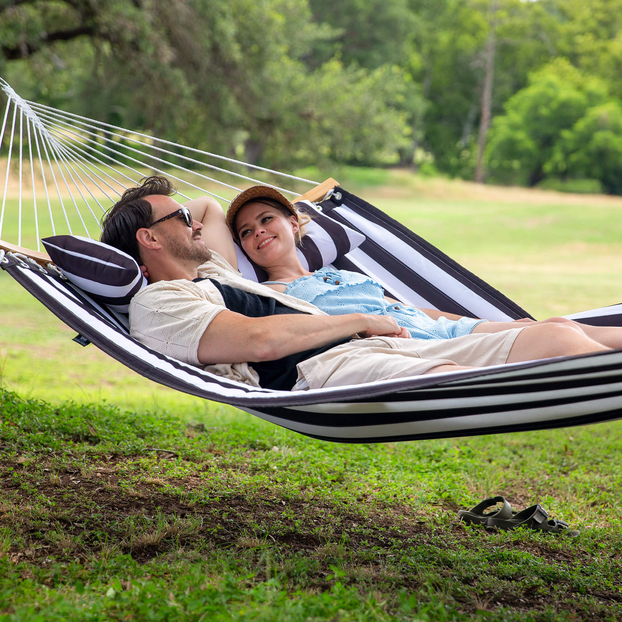 SUNCREAT-Double-Hammock-with-Curved-Bar#color-f_black-stripes